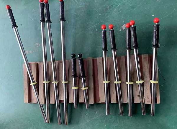 Easy-Clean Pull-Out Magnetic Rods